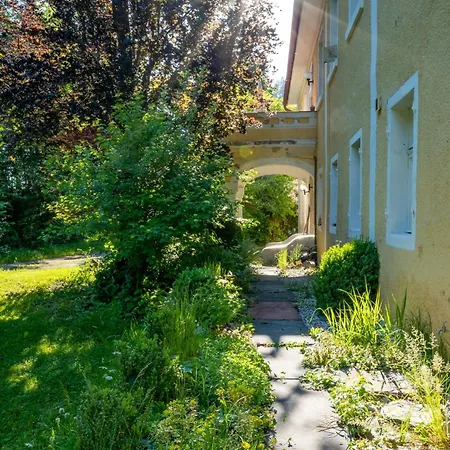 Semesterbostad Design In The Historic Mittermurnthal
